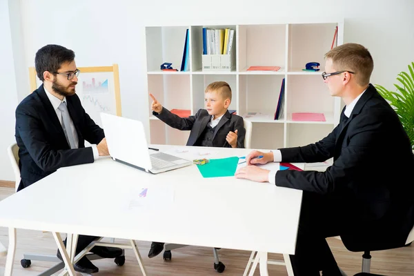 Küçük çocuk patrondur