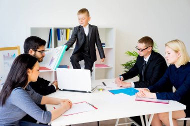 Küçük çocuk patrondur