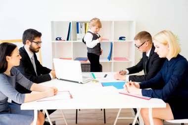 Küçük çocuk patrondur