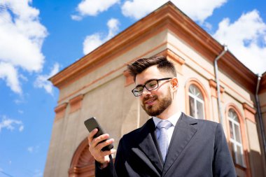 İşadamı mesaj atıyor