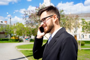 İşadamı telefonla konuşuyor