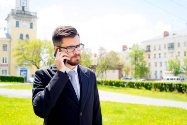 İşadamı telefonla konuşuyor