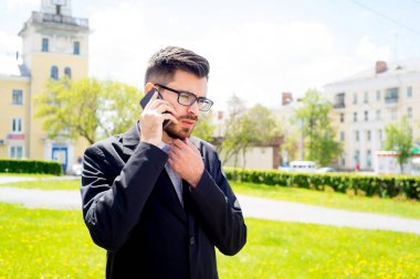 İşadamı telefonla konuşuyor