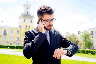 İşadamı telefonla konuşuyor