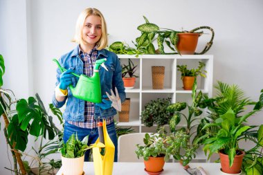 Sera içinde işte çiçekçi