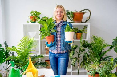 Çalışan kadın çiçekçi