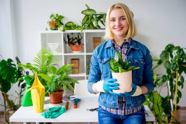 Çalışan kadın çiçekçi