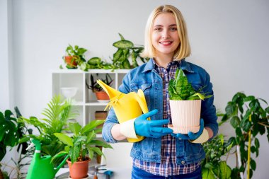 Çalışan kadın çiçekçi