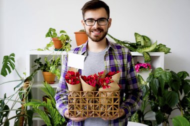 Erkek Çiçekçi Çiçek ile