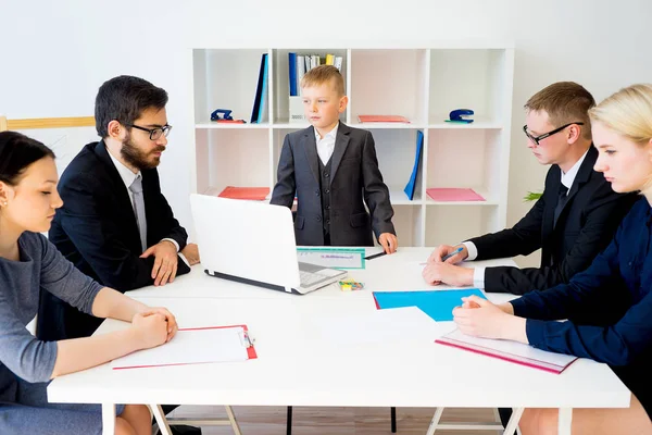 Küçük çocuk patrondur