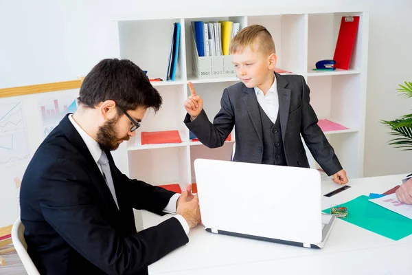 El niño es el jefe. — Foto de Stock