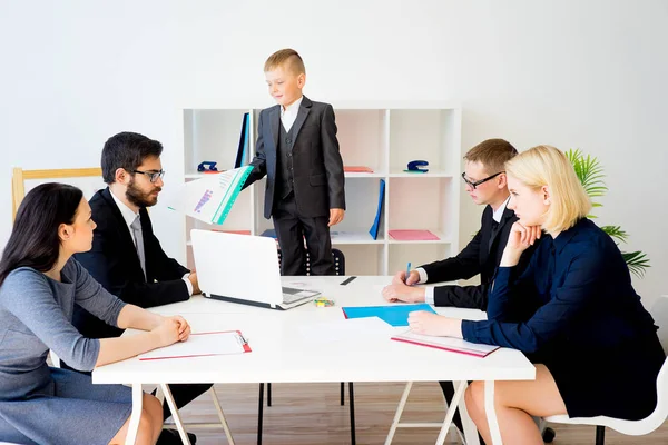 Küçük çocuk patrondur