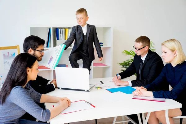 Küçük çocuk patrondur