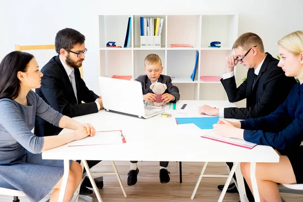 Il bambino è il capo. — Foto Stock