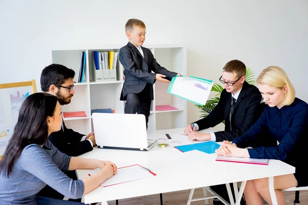 Küçük çocuk patrondur