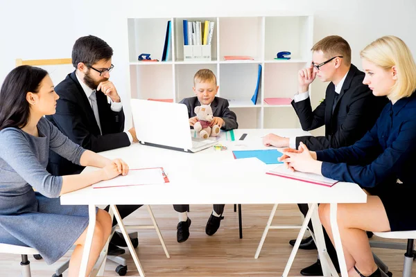 Il bambino è il capo. — Foto Stock