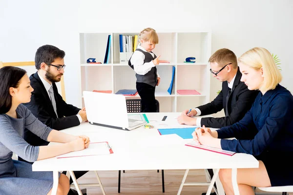 Küçük çocuk patrondur