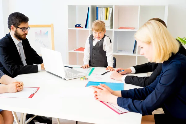 Küçük çocuk patrondur