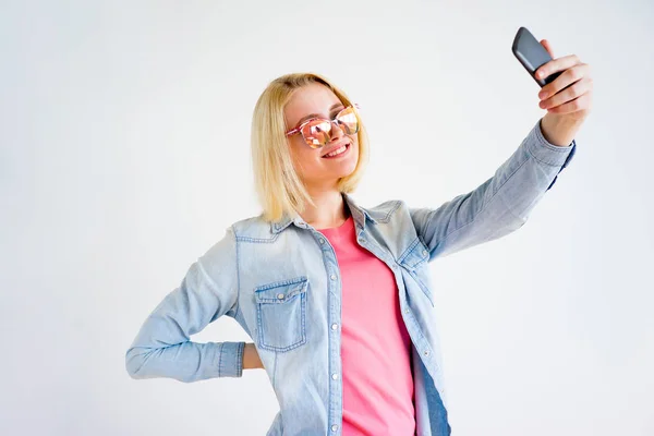 Elegante chica tomando selfie —  Fotos de Stock