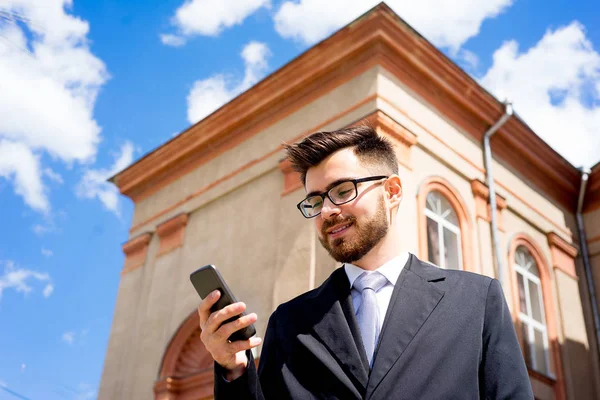 İşadamı mesaj atıyor