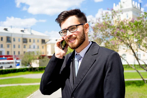 İşadamı telefonla konuşuyor