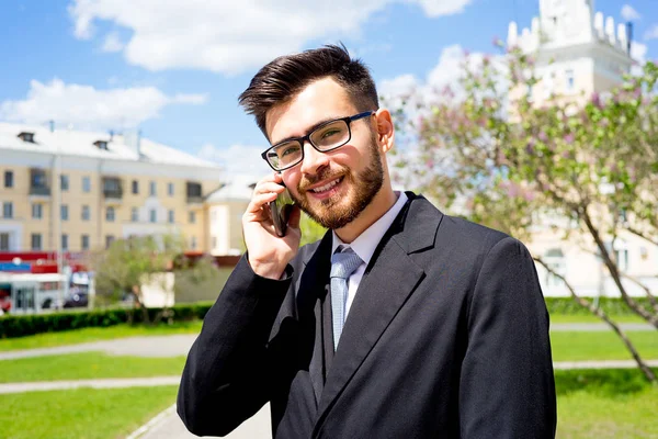 İşadamı telefonla konuşuyor