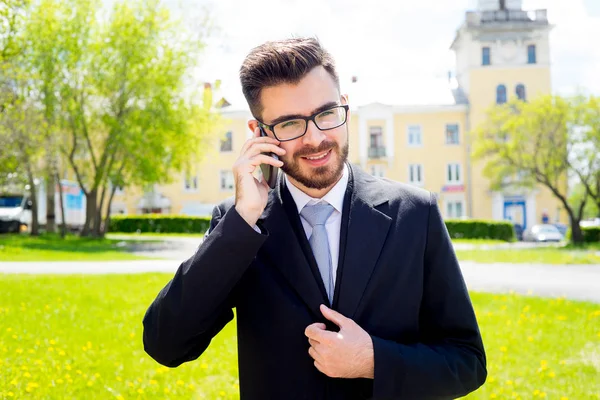 İşadamı telefonla konuşuyor