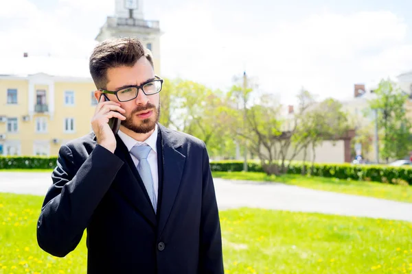 El hombre de negocios habla por teléfono. — Foto de Stock