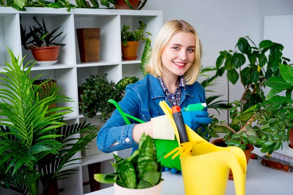 Sera içinde işte çiçekçi