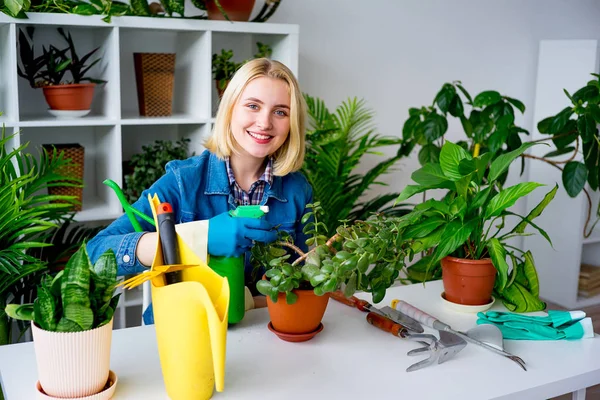 Sera içinde işte çiçekçi