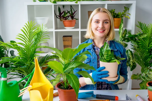 Çalışan kadın çiçekçi