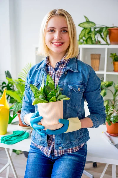 Çalışan kadın çiçekçi