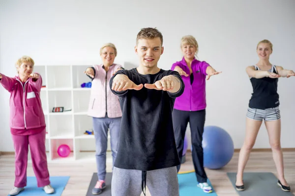 Gruppe älterer Menschen macht Übungen — Stockfoto