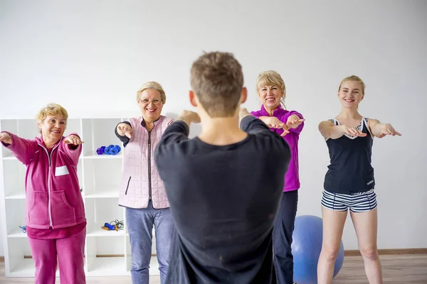 Gruppe älterer Menschen macht Übungen — Stockfoto