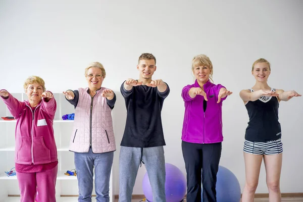 Группа пожилых людей делает упражнения — стоковое фото