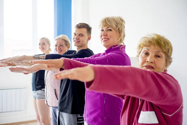 Gruppe älterer Menschen macht Übungen — Stockfoto