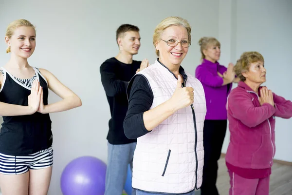 Gruppe älterer Menschen macht Übungen — Stockfoto