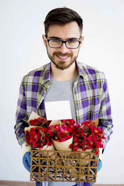 Erkek çiçekler bahçıvanla