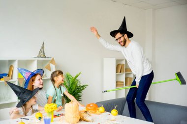 Aile Cadılar Bayramı kostümleri