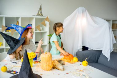 Baban bir hayalet kostümü