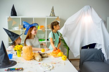 Baban bir hayalet kostümü