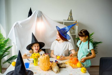 Baban bir hayalet kostümü