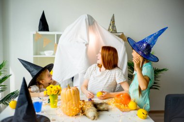 Baban bir hayalet kostümü