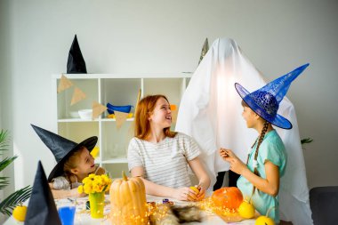 Baban bir hayalet kostümü