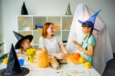 Baban bir hayalet kostümü