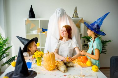 Baban bir hayalet kostümü