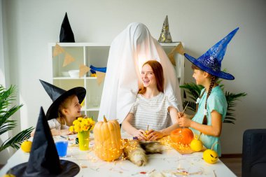 Baban bir hayalet kostümü