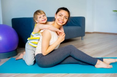 Anne egzersizleri yapıyor