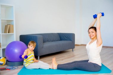 Anne egzersizleri yapıyor