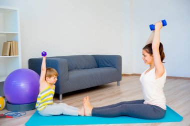 Anne egzersizleri yapıyor